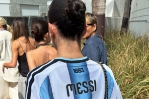 太阳报:贝克汉姆次子携女友观世界杯,女友着梅西球衣