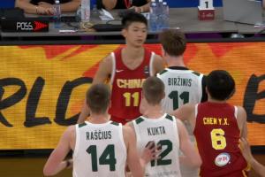 媒体人称：中国U17男篮激怒立陶宛，对手情绪激动，连续出现夹臂推人动作