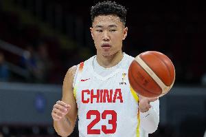 表现不佳！贺希宁投篮手感低迷8投1中且失误2次，仅得2分3篮板