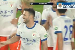 泰山1-0领先！张岩扑球脱手，瓦科轻松射门得分