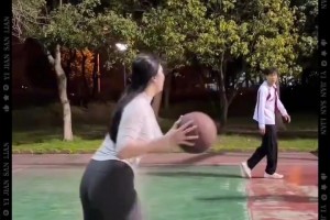 野球场美女里面投篮最准的，美女里面最会投篮的！！