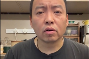 解说：小卡事件已过一年仍无解，当前时间点显得尴尬