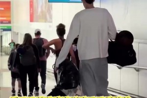 还是瘦啊！切特与女友斯嘉丽飞抵伦敦，一个人拿完所有行李！
