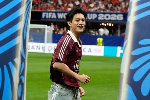 原来竟是摆球！中国演员李现亮相世界杯，担任西班牙对阵沙特比赛的“开球”嘉宾