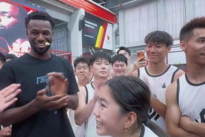 谁说NBA球星有架子？维金斯这波宠粉太暖了