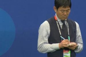 死亡笔记：森保一再次拿出小本子记笔记，22年击败西班牙后该场景火爆