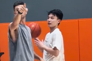 美特训中，徐杰与刘金雨进行模拟实战接球投篮训练，强调移动接球与快速出手