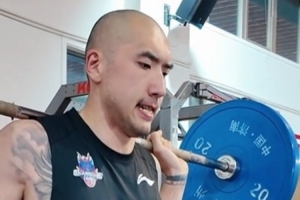 陶汉林光头抢眼！山东男篮发布训练片段：汗水淋漓 对抗无忧