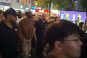 接地气!欧文成都街头漫步 与粉丝热情互动