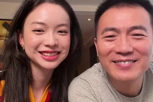 黄健翔带女儿直播聊球，女儿Judy 开朗出镜活力十足