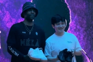 欧文中国之旅中与樊振东同框，互赠篮球鞋