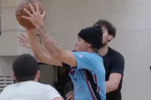 苦练1v3终结！前广东男篮外援奎因休赛期与NBA扣篮王麦克朗同练