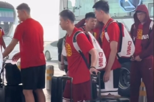 网友拍摄中国男篮北京机场启程赴杭州进行热身赛
