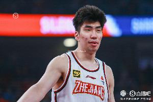 直播吧：浙江队正积极争取余嘉豪回归CBA，目前中锋位置上人员短缺