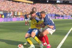 约克雷斯遭于帕挥手击中面部,裁判未判犯规