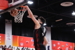 杨瀚森：媒体人眼中的开拓者球员，体格逼近NBA水准，三分投射迅速，防守尚待磨合