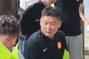铜梁龙将士在安居古城感受端午风情，刘建业制作粽子恩加德乌制作糍粑