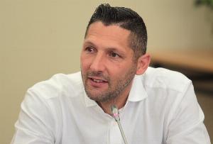 马特拉齐表示：巴斯托尼假摔不算大错，他身上有我的一部分