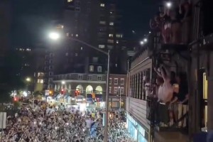 真正的大庆典！尼克斯夺冠，一整条街被人海堆满！