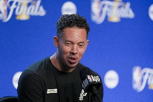马刺总经理评价：米奇·约翰逊及教练团队本季表现优异，我们仍有提升空间