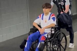 久保建英与邓弗里斯碰撞后受伤离场，赛后乘坐轮椅离场