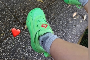 又是带娃日常！东契奇分享照片，女儿穿自己的童款签名鞋