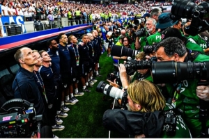 图赫尔对FIFA抱怨:国歌演奏时被50名摄影师近距离拍摄,影响了我的感受