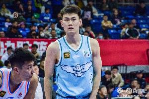 直播吧：青岛男篮与王睿泽达成三年C类合同协议
