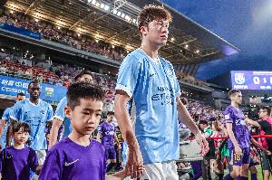 记者透露：新鹏城队明日将宣布一位28岁后腰球员加盟，填补张晓彬离队留下的空缺