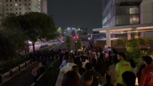 墨西哥球迷深夜在英酒店外燃放鞭炮,安保无动于衷