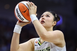 达拉斯飞翼81-75华盛顿神秘人 李月汝投篮2次全失未能得分,收获3个篮板和2次助攻