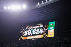 狂热!8万824人涌入阿兹特克体育场观看墨西哥2-0战胜厄瓜多尔的比赛,现场座无虚席!