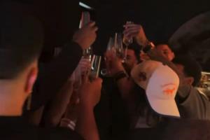 说到大家心里了！布伦森举杯敬酒高喊：法克文班！众人齐声应和