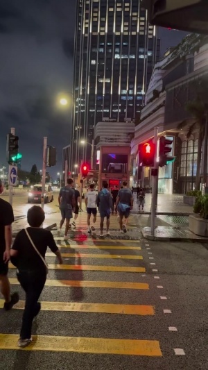 最高罚款2000港元!香港街头球迷偶遇,曼城四将福登等违规闯红灯