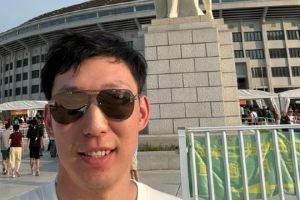 足球篮球联动！周琦力挺同城球队：三里屯国安签到！