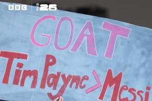 球迷高举标语支持新西兰网红球员佩恩：GOAT，佩恩超越梅西