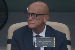 鹰眼！FIFA裁判委员会负责人退役名哨科里纳现场观看沙特与乌拉圭比赛