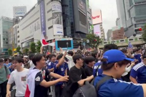 绝平时刻燃爆清晨！日本队绝平后，十字路口秒变狂欢海洋！