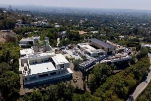六年前以3700万购得土地，最新照片显示：詹姆斯洛杉矶住所收尾施工中