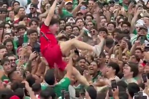 这就是世界杯！墨西哥球迷们围着一个韩国球迷庆祝，氛围好欢乐
