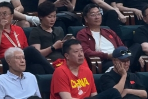 王治郅和赵本山共赏男篮世预赛赛事!蒋兴权与宋小宝同场观战