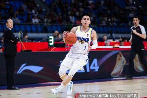 张云松论陈盈骏续约:顶薪球员俱乐部拥有优先权无需过分担忧