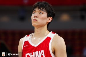 媒体人：瀚森需逐步适应 第一节换阵后进攻受阻