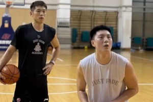 胡明轩与陆文博持续合练，进行投篮专项训练