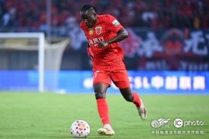 上海海港客场0-2不敌青岛西海岸