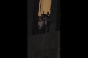 C罗酒店阳台亮相，引发粉丝热烈欢呼