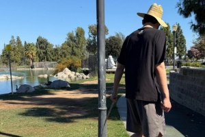 杨瀚森休闲时光：训练间隙草帽遛狗