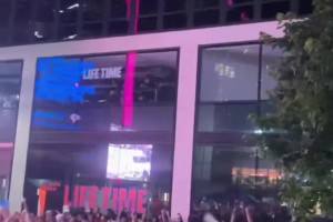 尼克斯末节反超马刺，在纽约观赛的球迷全都沸腾了！