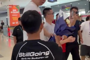 小球迷向中国男篮功勋球员王治郅献花