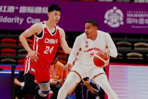今晚迎战中国男篮!开拓者双向球员通杰分享照片:与崔永熙对位